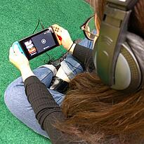 Die FSJlerin Selin mit Kopfhörern und Nintendo Switsch in der Hand