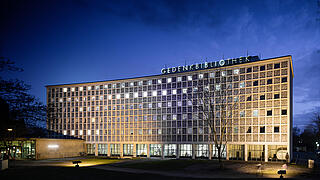 Außenansicht der AGB bei Nacht