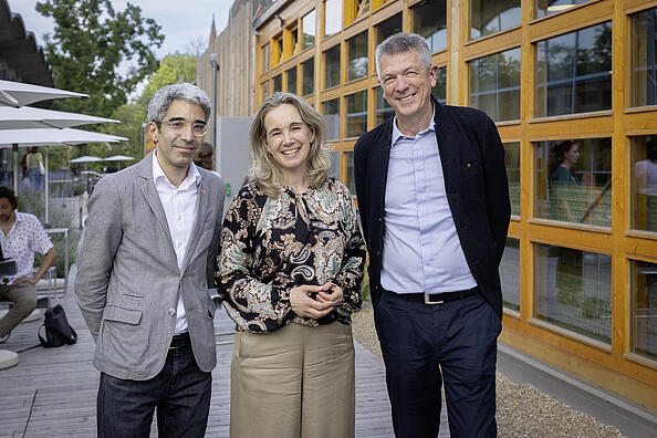 Foto von Dr. Jonas Fansa, Senatorin Sarah Wedl Wilson und Volker Heller