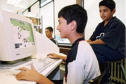 Internetzugänge und PC-Spiele für Jugendliche in einer Bibliothek waren 1996 sehr innovativ. 