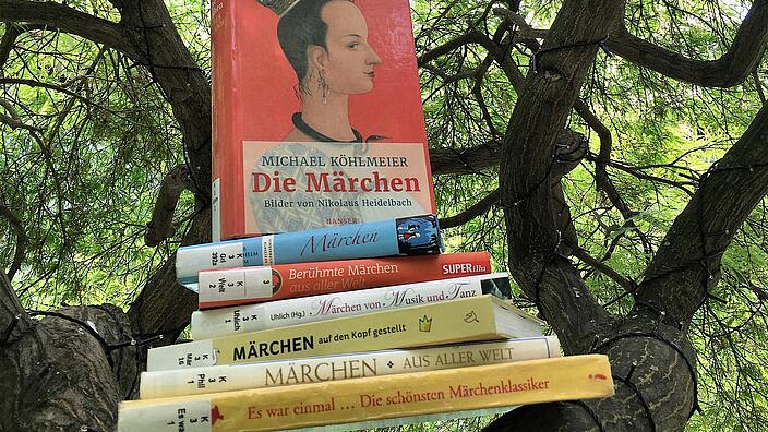 Märchenbücher übereinander gestapelt in einem Baumwipfel