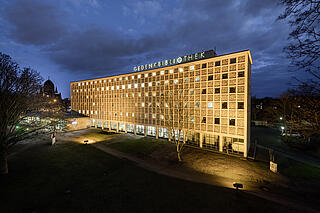 Die AGB von außen hell erleuchtet in der Abenddämmerung
