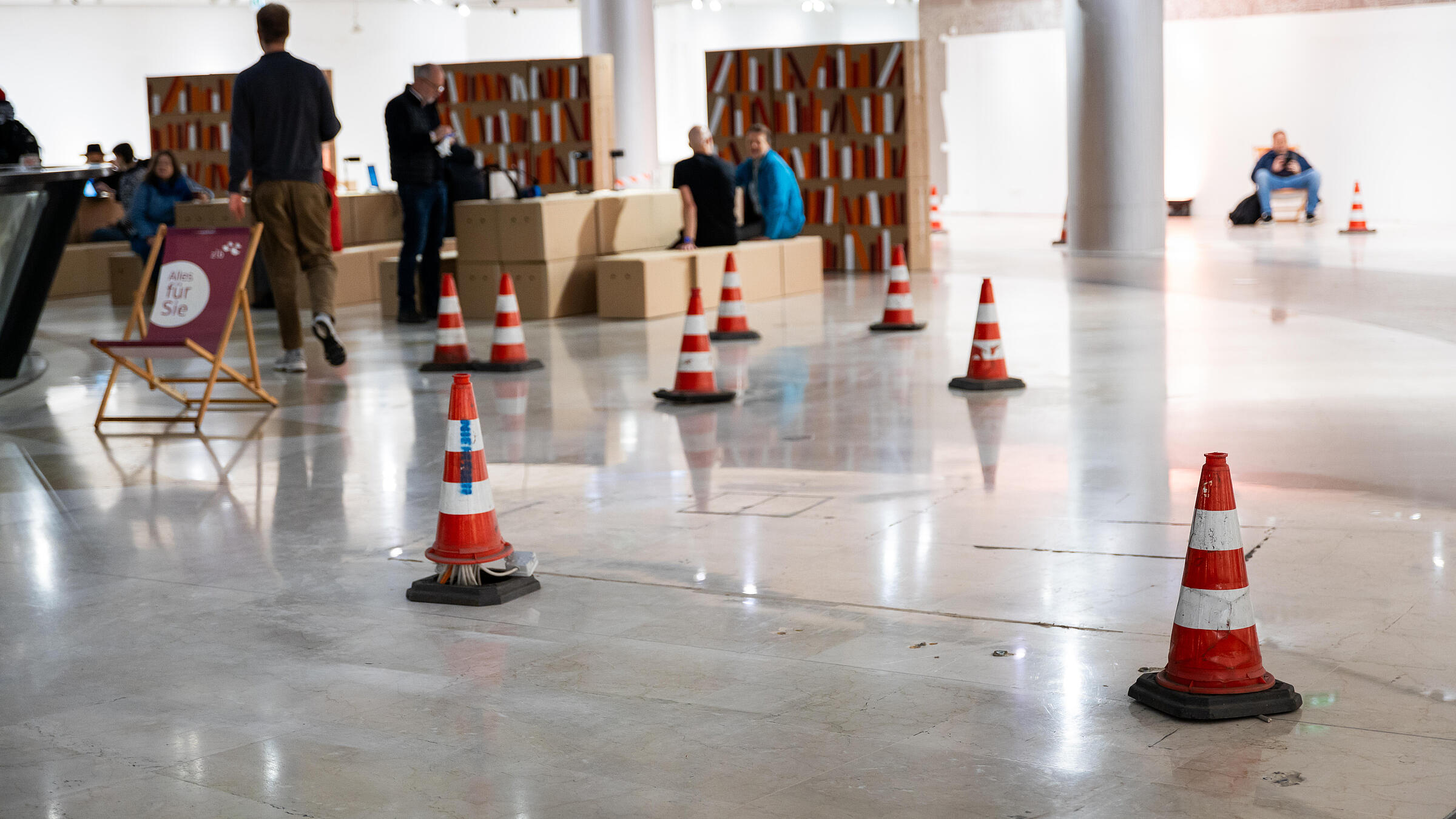 Pylonen sichern Stolperfallen ab im Q207 Erdgeschoss