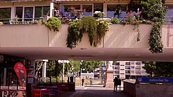 Foto eines Gebäudes mit Balkon und Unterführung, ikonischer Hausdurchgang an der U-Bahn-Station Hallesches Tor