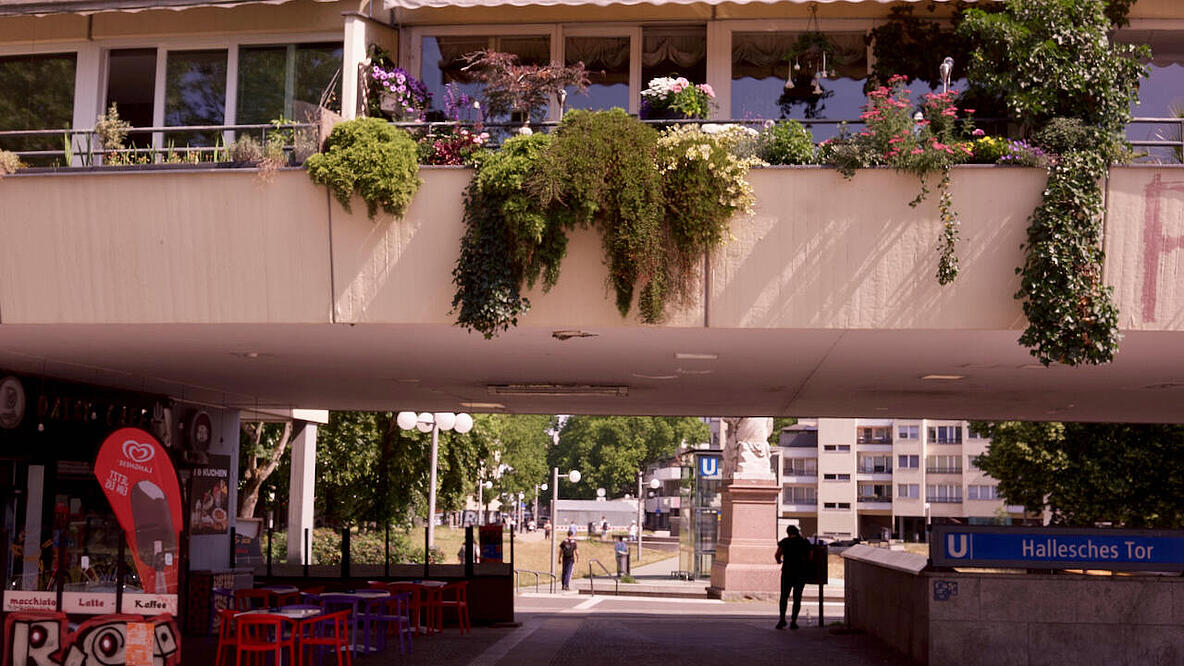 Foto eines Gebäudes mit Balkon und Unterführung, ikonischer Hausdurchgang an der U-Bahn-Station Hallesches Tor