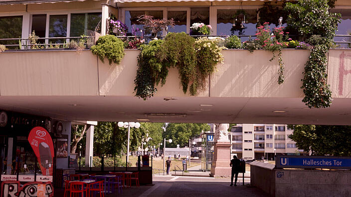Foto eines Gebäudes mit Balkon und Unterführung, ikonischer Hausdurchgang an der U-Bahn-Station Hallesches Tor