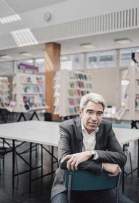 Portraitfoto von Dr. Jonas Fansa