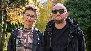 Foto von einer Frau und einem Mann in Farbe
