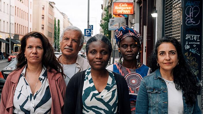 Auf einem Fußgängerweg stehen 5 Mitglieder des Gremiums des Vereins Polyphon e.V. und schauen freundlich in die Kamera.