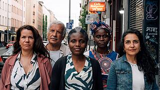 Auf einem Fußgängerweg stehen 5 Mitglieder des Gremiums des Vereins Polyphon e.V. und schauen freundlich in die Kamera.