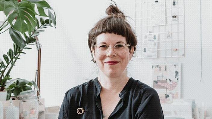 Portraitfoto der Illustratorin Lisa Vasvari