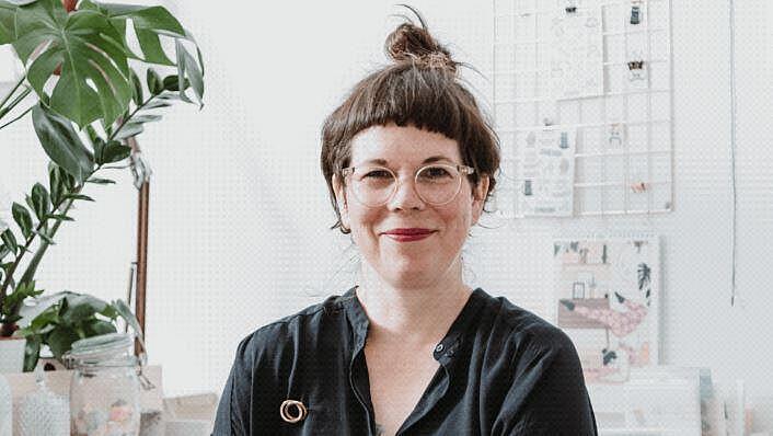 Portraitfoto der Illustratorin Lisa Vasvari