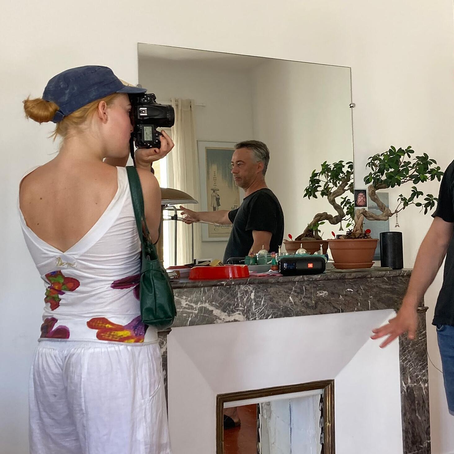Foto von Milena, die ihren Vater fotografiert