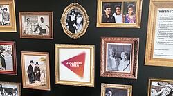 Das QueerFenster -Regal in der AGB, mit Büchern, Filmen, Medienempfehlungen