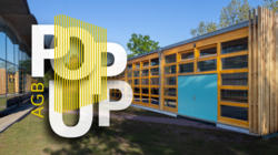 Foto vom AGB PopUp auf der rechten Seite und links daneben die Amerika-Gedenkbibliothek. Auf der linken Seite ist außerdem das Logo in weiß-gelb zusehen: AGB PopUp