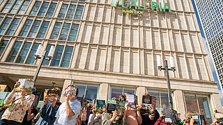 Lese-Flashmob am Alexanderplatz