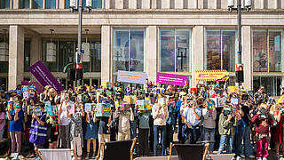 Lese-Flashmob am Alexanderplatz