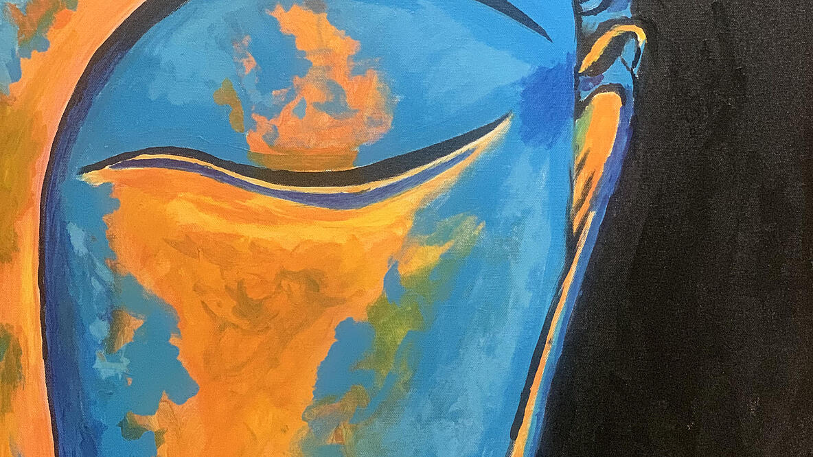 Ein Buddha-Gesicht mit orange-blauem Gesicht