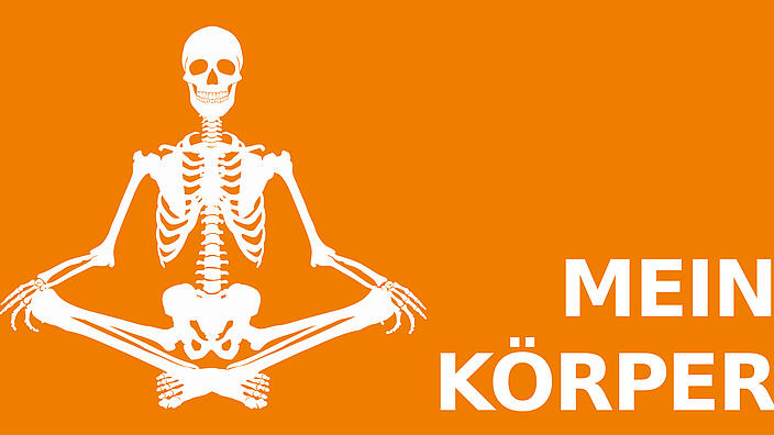 Ein weißes Skellet auf orangenem Hintergrund. Es sitzt im Schneidersitz.