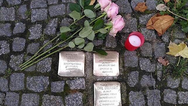 Stolpersteine der Familie Grunwald mit Blumen