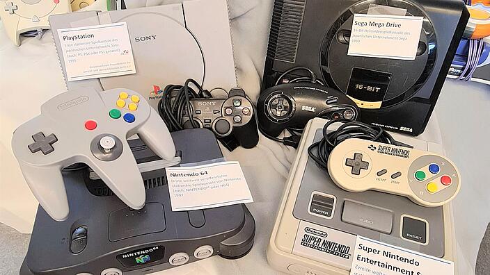 Alte Spiele Konsolen auf einem Haufen: SNES, N64, PS1 und Saturn Gigadrive