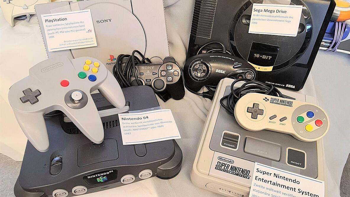 Alte Spiele Konsolen auf einem Haufen: SNES, N64, PS1 und Saturn Gigadrive