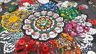 Mandala aus Müll wie Kronkorken und Flaschendeckeln