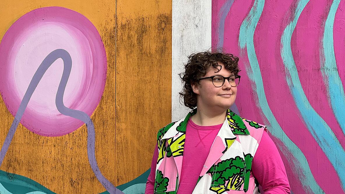 Foto von Lena mit buntem Hintergrund