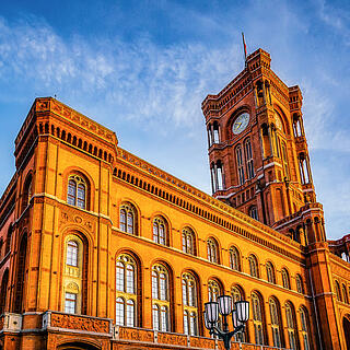 Rotes Rathaus in Berlin vor leicht bewölktem Himmel