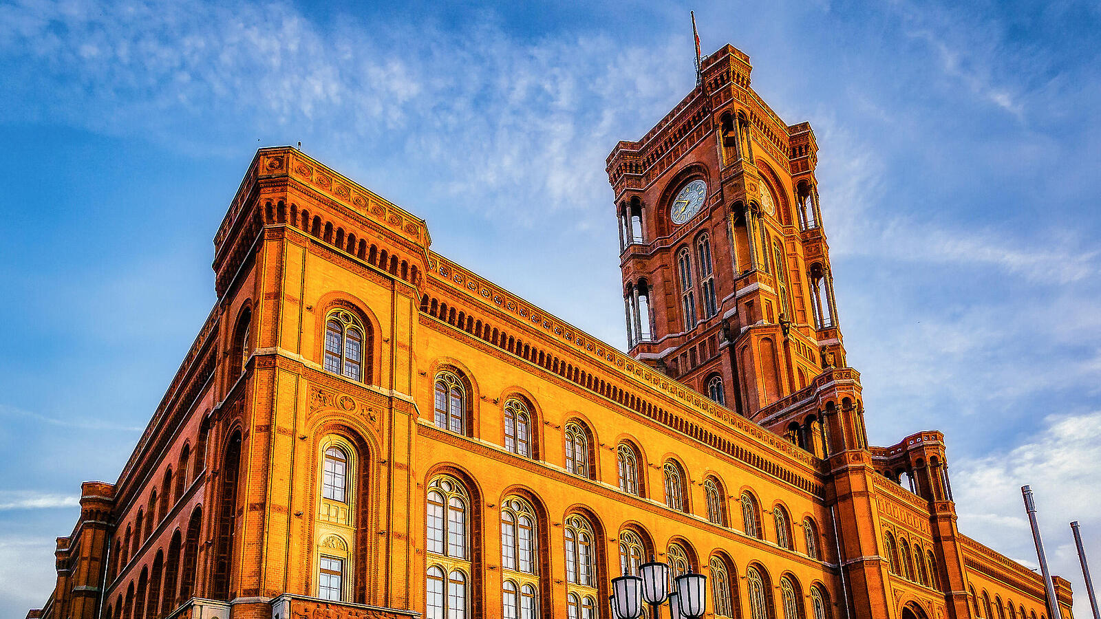 Rotes Rathaus in Berlin vor leicht bewölktem Himmel