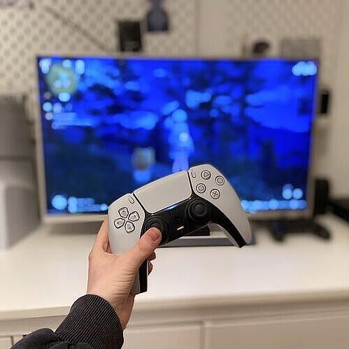 Foto von Merles Hand mit einem Controller eines Videospiels