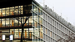 Collage der Gebäude Amerika-Gedenkbibliothek und Berliner Stadtbibliothek vor bedecktem Himmel