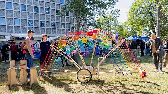 bunte Holzinstallation auf der Wiese der AGB beim Mitmachfest zum Berliner Demokratietag 2024