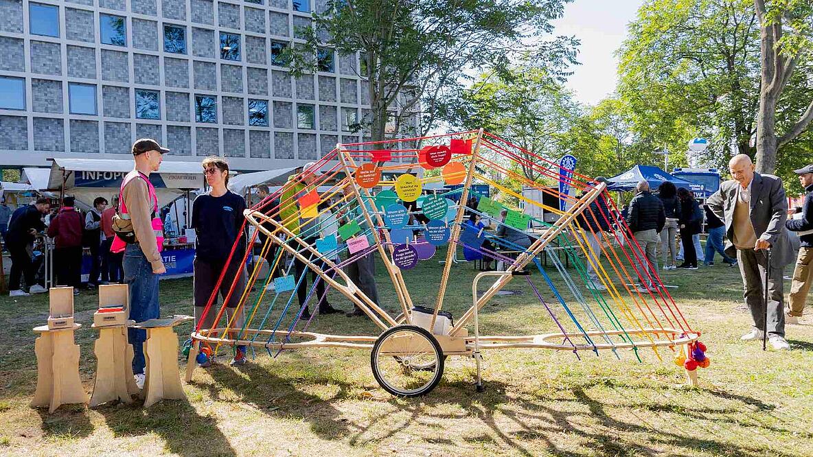 bunte Holzinstallation auf der Wiese der AGB beim Mitmachfest zum Berliner Demokratietag 2024
