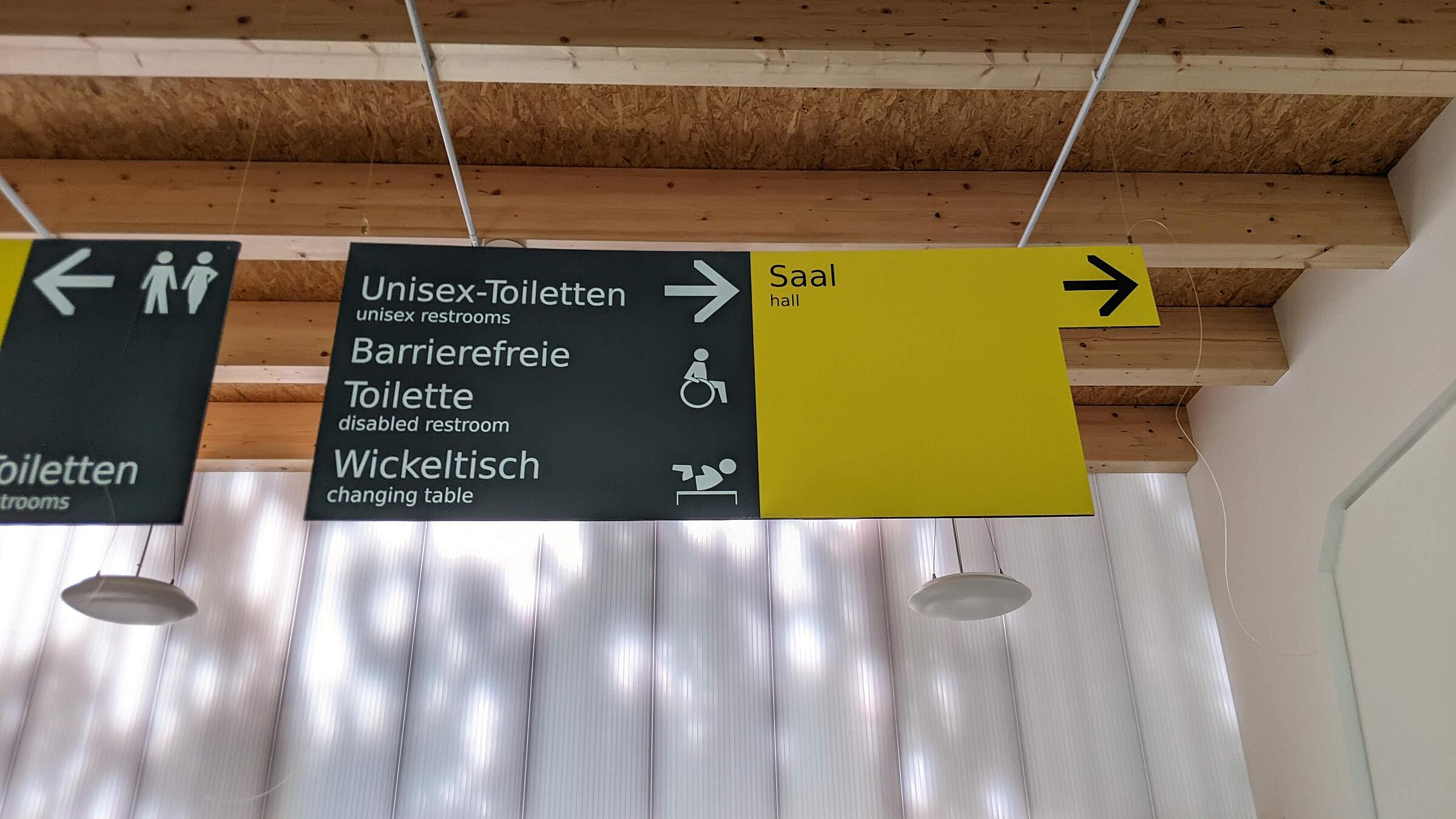 Wegweiser im PopUp Gebäude in Richtung Saal und Toiletten