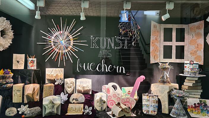 Kunstgegenstände aus alten Büchern in einem Schaufenster