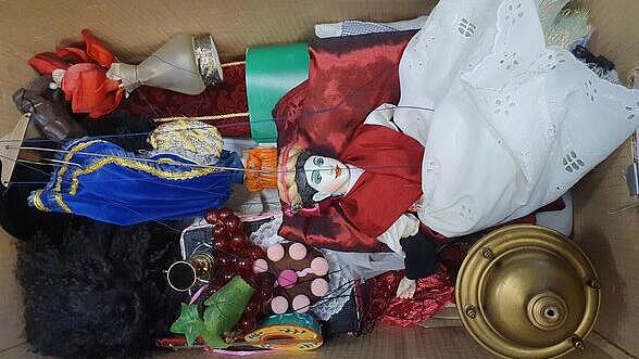 Blick in einen Karton mit Puppentheaterfiguren 