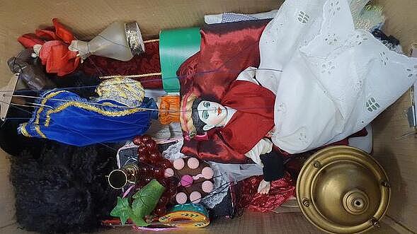 Blick in einen Karton mit Puppentheaterfiguren 