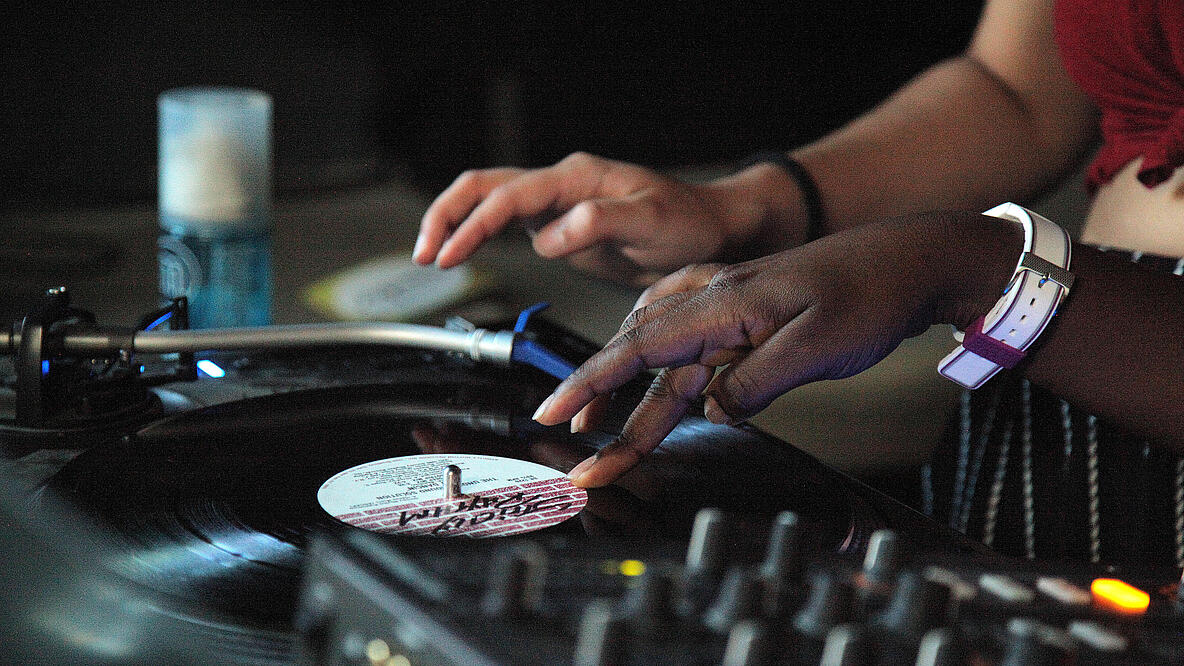 DJ Turntable und zwei Hände, die auflegen