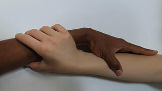 Zwei Hände die sich halten