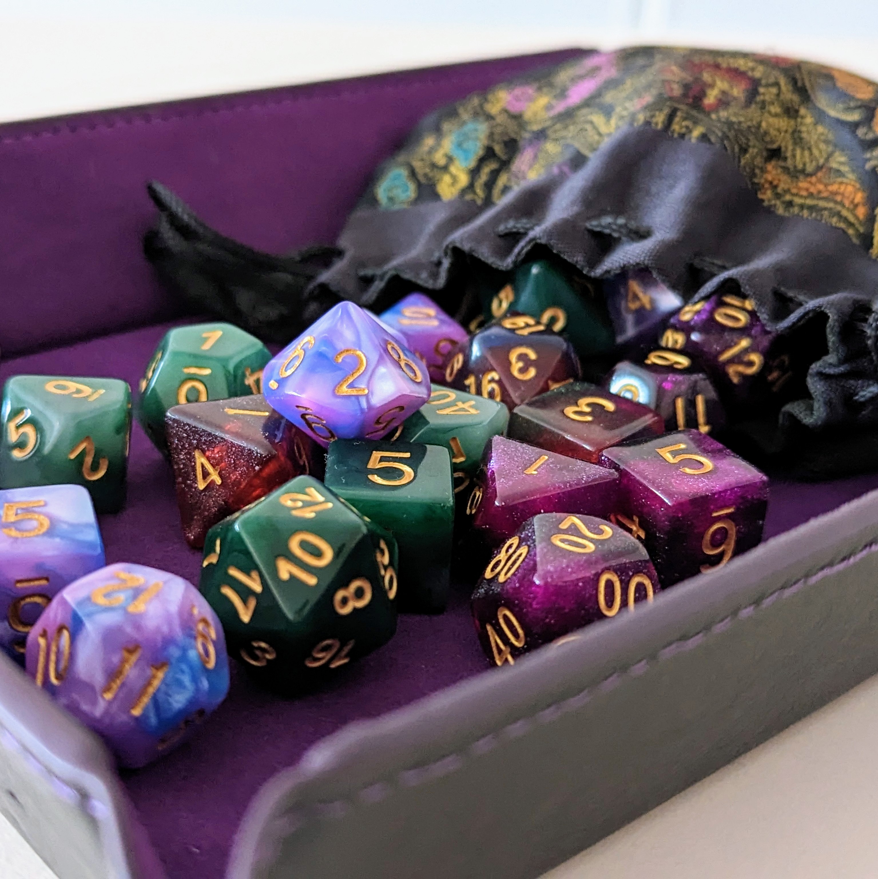 Verschiedene Würfel die Dungeons and Dragons symbolisieren sollen