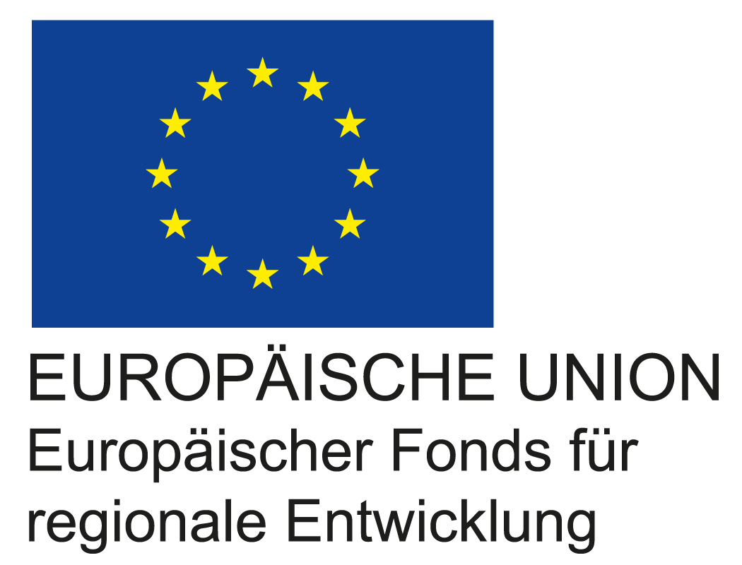 Blaue Fahne mit Kreis aus 12 gelben Sternen über "Europäischer Fonds für regionale Entwicklung"