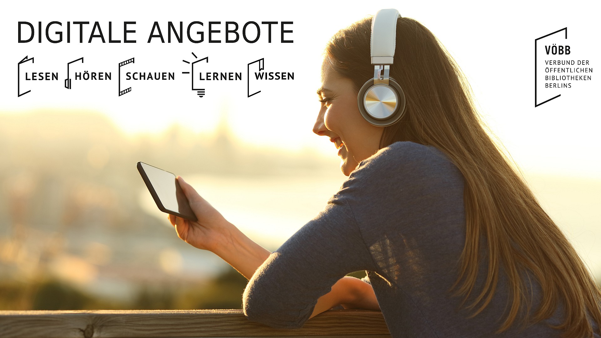 Junge Frau mit Kopfhörer und Smartphone im Sonnenuntergang, dazu die Logos des Vöbb und die Logos Lesen, Hören, Schauen,  Lernen, Wissen