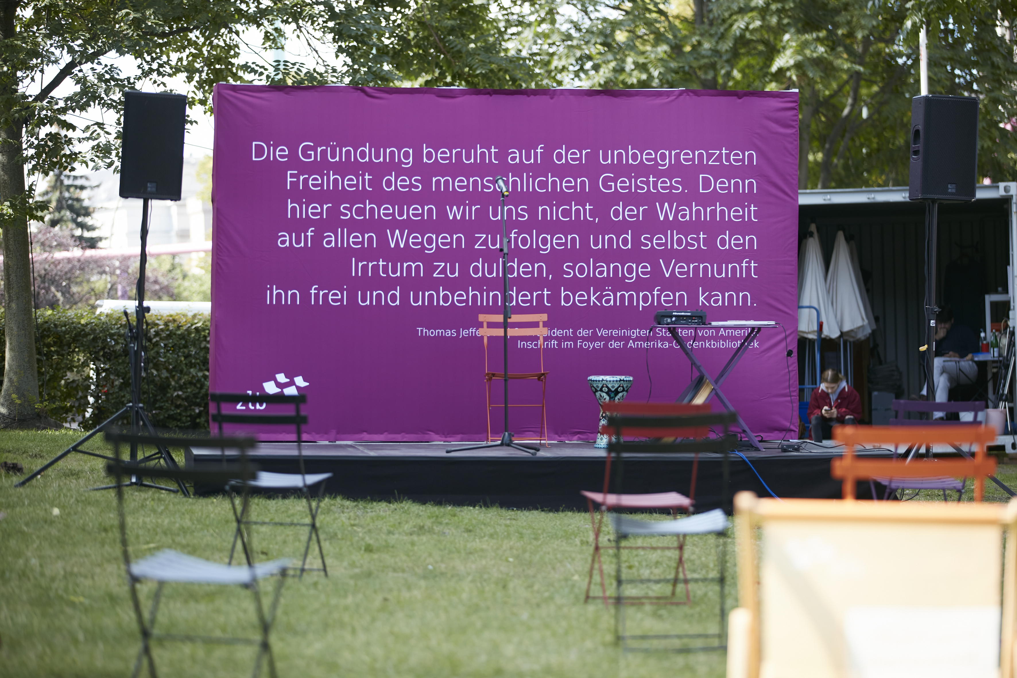 Veranstaltung auf der Wiese der AGB - Blick auf die Bühne mit lila Backdrop
