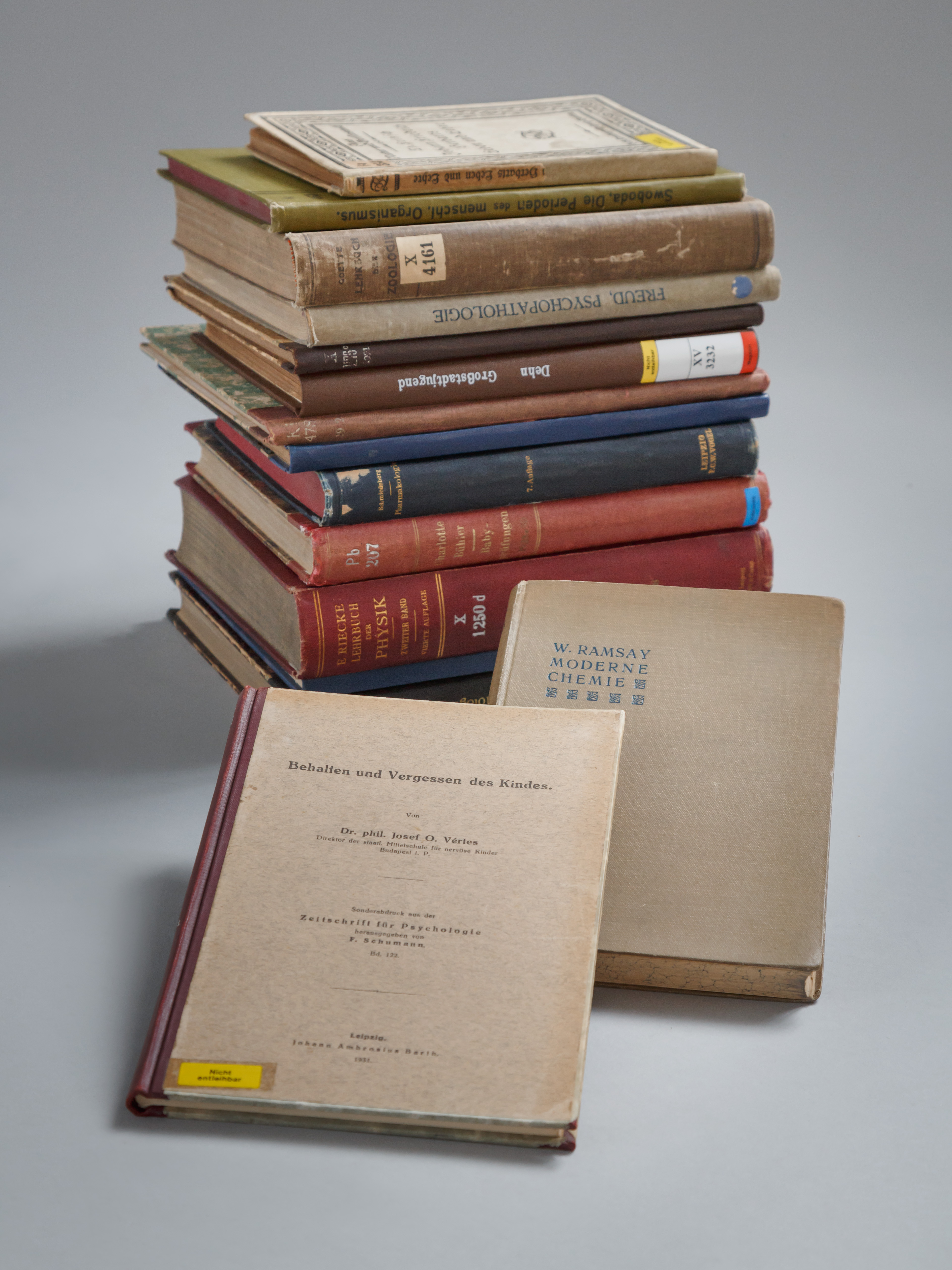 Fotos von Büchern und Provenienzmerkmalen aus Büchern, die Erich Stern gehörten, am 29.09.2023 restituiert 