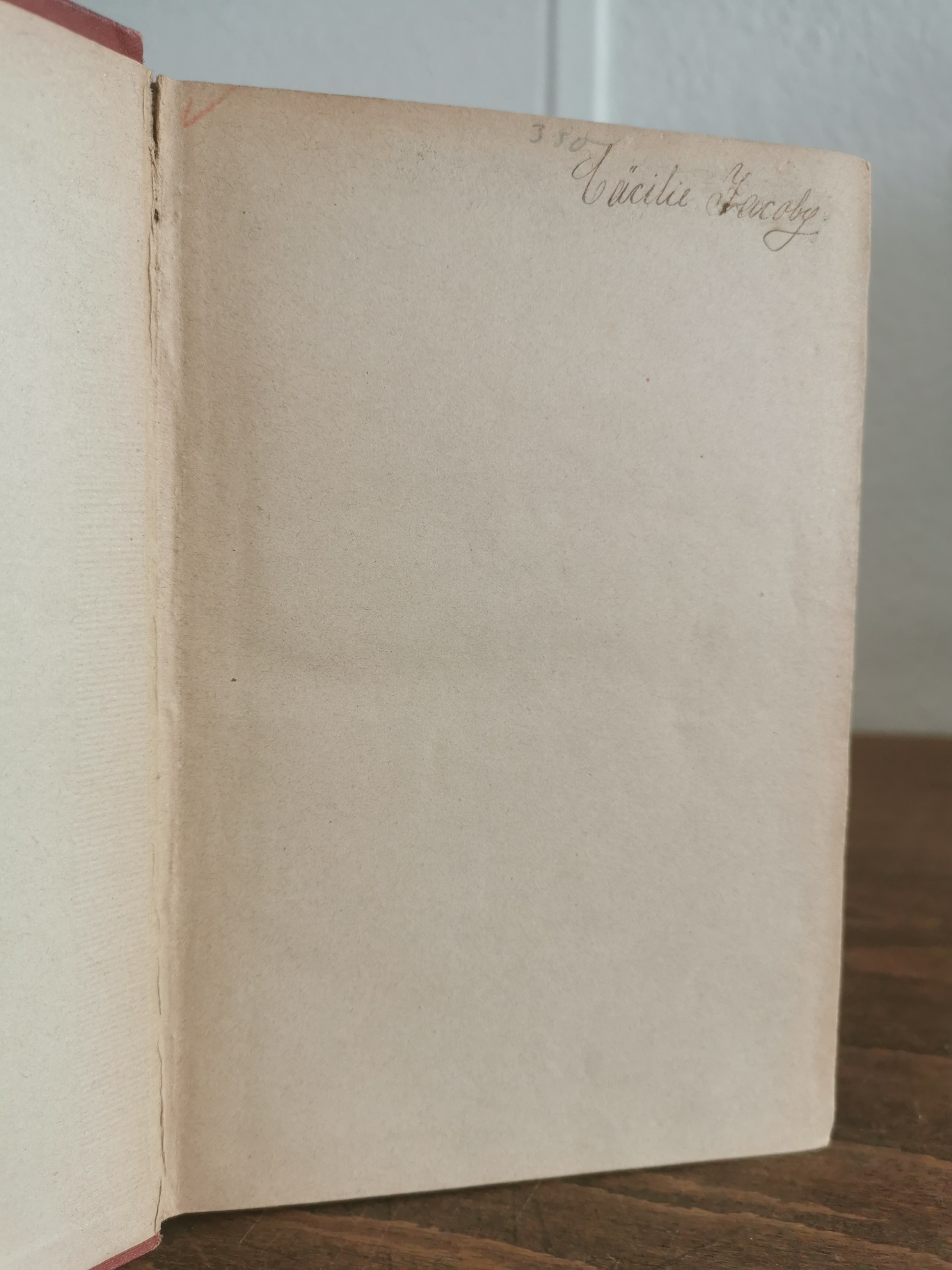 Foto von altem, aufgeschlagenem Buch mit Kennzeichung der Inhaberin Cäcilie Holländer, geb. Jacobi